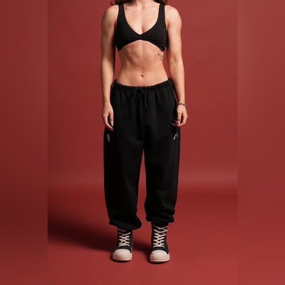 Y2KULTURE LOUNGER SWEAT PANTS IN BLACK - Picture 2 of 10